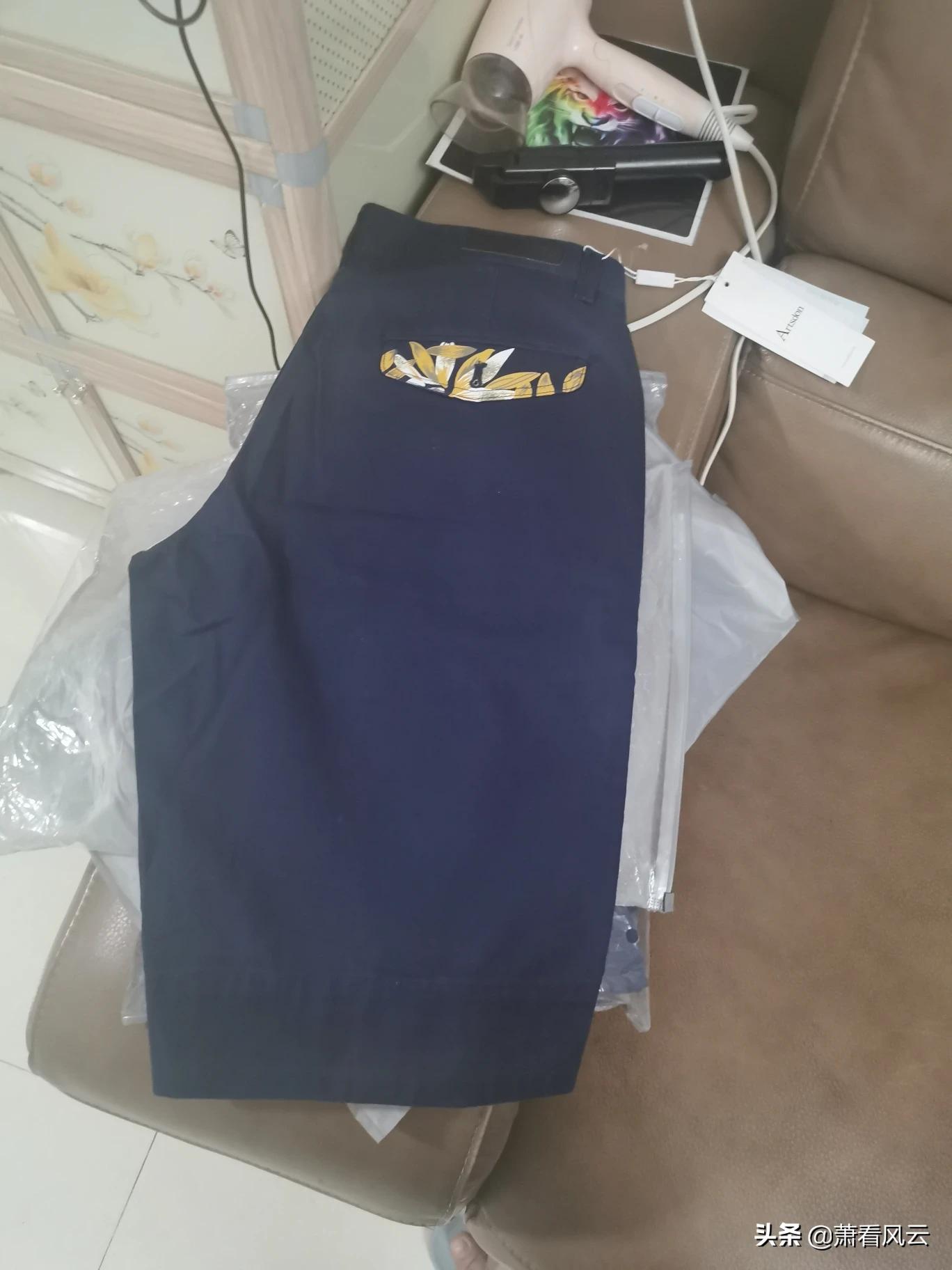 巨型吊牌风吹到男装,怎样从服装吊牌上看生产年份？