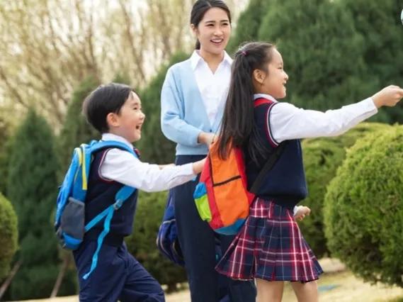 老师校内驾车坠湖,教师驾车撞倒学生致其身亡