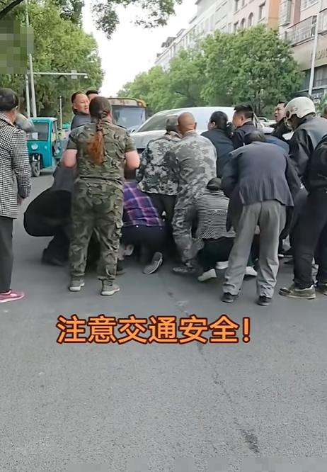 众人抬车救被压女子,宿迁女子被面包车撞倒并压车底,旁边公交车全车乘客抬车救人,20秒将其救出送医, 你怎么看?