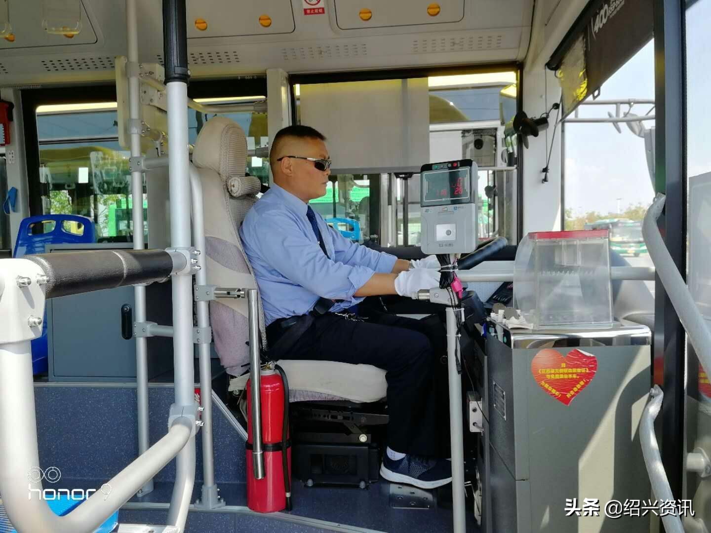 众人抬车救被压女子,宿迁女子被面包车撞倒并压车底,旁边公交车全车乘客抬车救人,20秒将其救出送医, 你怎么看? 众人抬车救被压女子,宿迁女子被面包车撞倒并压车底,旁边公交车全车乘客抬车救人,20秒将其救出送医, 你怎么看?