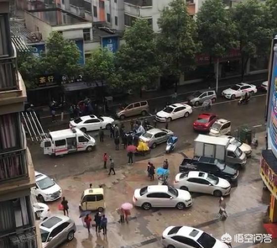 众人抬车救被压女子,众人抬车救被压女子视频