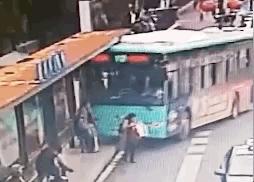 众人抬车救被压女子,人被压在车底能否抬车? 众人抬车救被压女子,人被压在车底能否抬车?