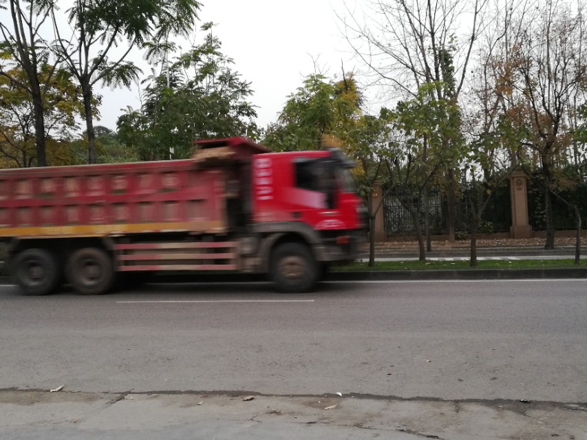 西安通报多车连撞,西安：两辆建筑垃圾清运车相撞，一辆侧翻一辆起火, 你怎么看？