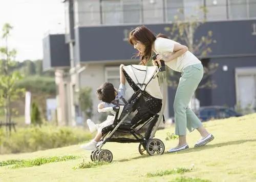 路人抬车1分钟救老人,一个人怎么抬瘫痪的老人？