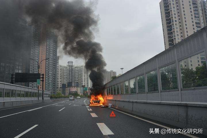 清扫作业车高架起火,杭州秋石高架小车起火，不到20分钟烧得只剩车架, 你怎么看？