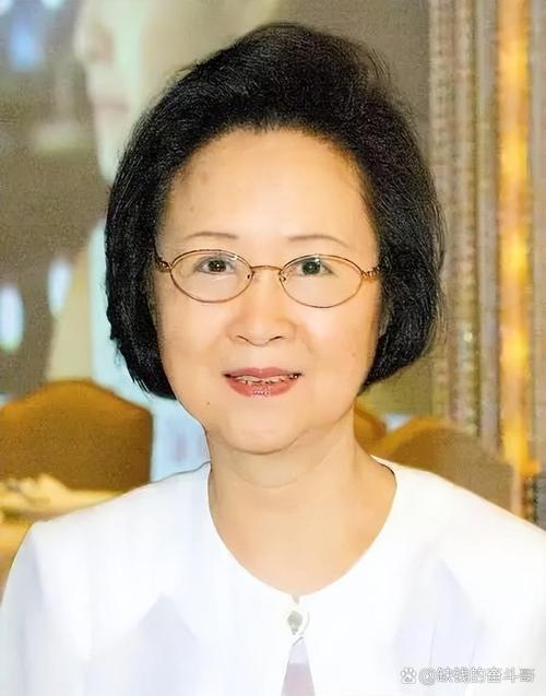 琼瑶离世一周年,平鑫涛去世了!大家认为琼瑶是个什么样的作家?