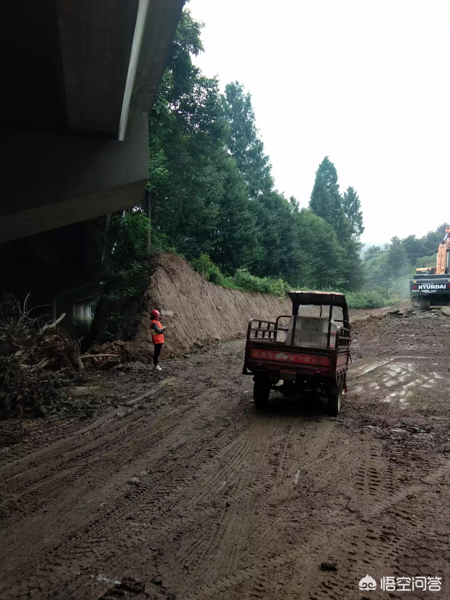 工程塌方致5人遇难,宁强发生山体坍塌5人被埋,已致3人死亡,仍有1名施工人员和1名周边群众被困,搜救工作正进行, 你怎么看? 工程塌方致5人遇难,宁强发生山体坍塌5人被埋,已致3人死亡,仍有1名施工人员和1名周边群众被困,搜救工作正进行, 你怎么看?