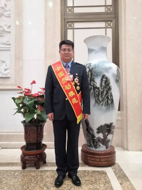 青海中学校长被通报,青海省有几位校长受国务院特殊津贴的?