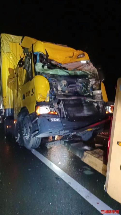 高速龟速占道引众怒,高速公路上前车龟速导致追尾,怎么认定责任?