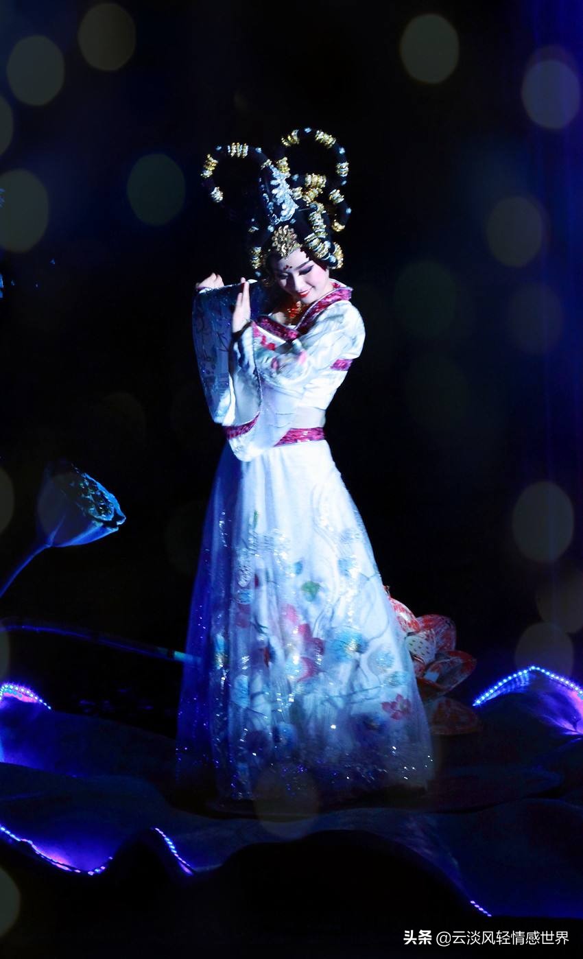 澡堂拍多名女性被拘,这几天内蒙古有位女士在澡堂子给丈夫拍视频直播，您怎么看？