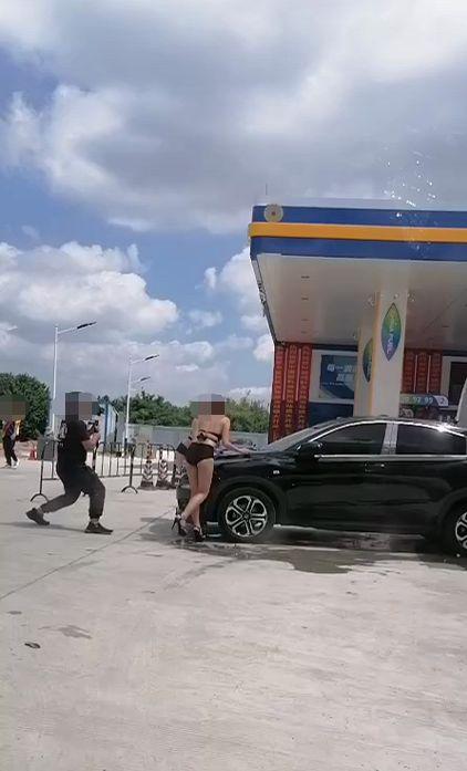 加油站请女模搞促销,加油站请模特