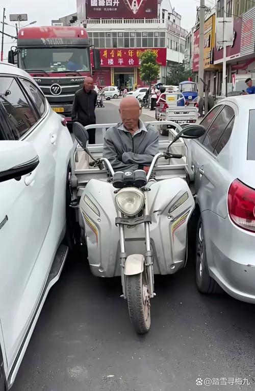 高架惊现外牌三轮车,高架惊现外牌三轮车事故