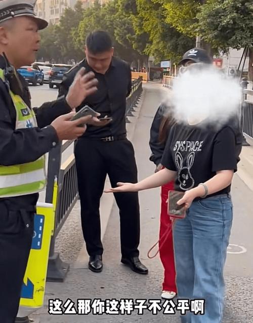 女子被丈夫碾压致死,温州一女司机怕被打误将老公碾压致死,事后跪地痛哭不起, 你怎么看?