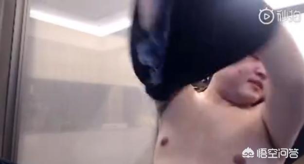 同时与2男结婚被揭发,UZI直播中脱衣漏点，同时调侃“还要举报我？给你们看我8块腹肌”！你怎么看？