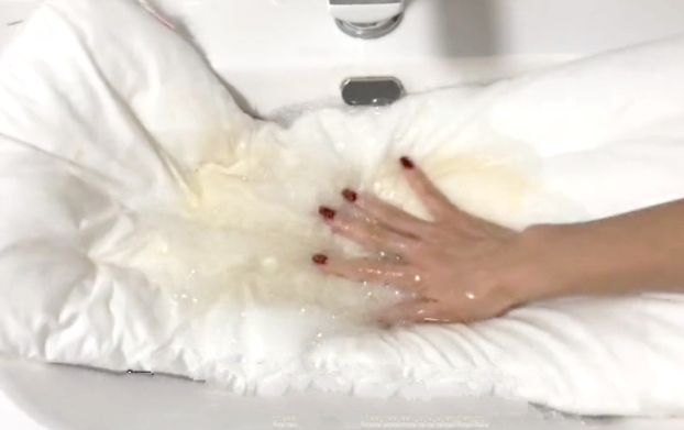 五星酒店枕头现黄渍,枕头上的黄渍怎么去除? 五星酒店枕头现黄渍,枕头上的黄渍怎么去除?