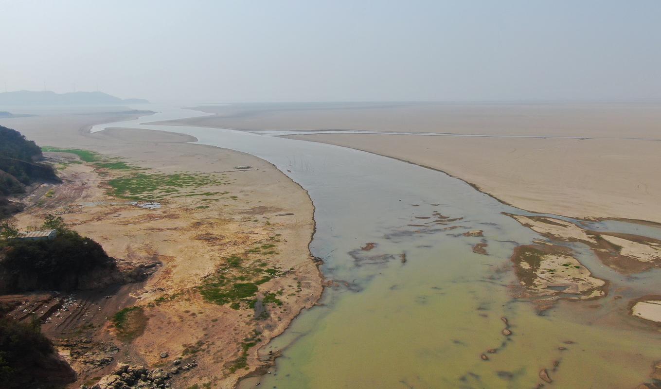 鄱阳湖跌破极枯水位,鄱阳湖水位降低的原因是什么?
