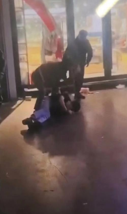 男子持刀致2死潜逃,济宁男子当街持刀捅3人致2死,行凶后自杀;目击者:嫌犯行凶时蒙面,一名受害者被从脖子到腰部捅好几刀。你怎么看?