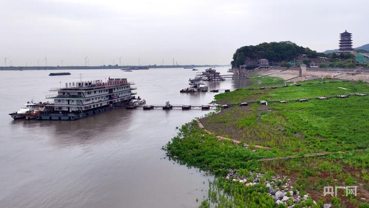 鄱阳湖跌破极枯水位,鄱阳湖11月份水位明显偏低的原因?