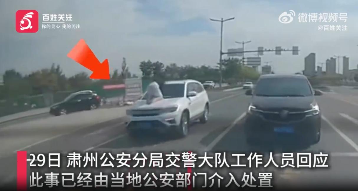 行驶中引擎盖上翻,汽车前引擎盖上高速行驶几公里陡然上翻。怎么回事?