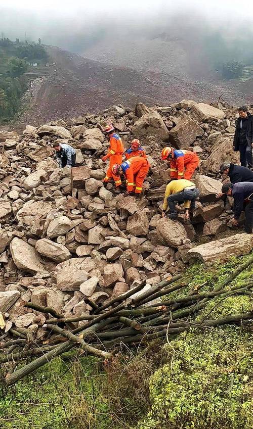 甘肃滑坡45户被埋,甘肃东乡洒勒山滑坡成因?