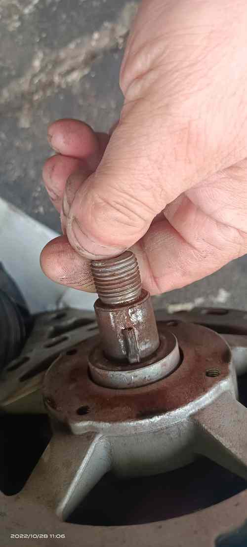 行驶中引擎盖上翻,行驶中引擎盖上翻有异响