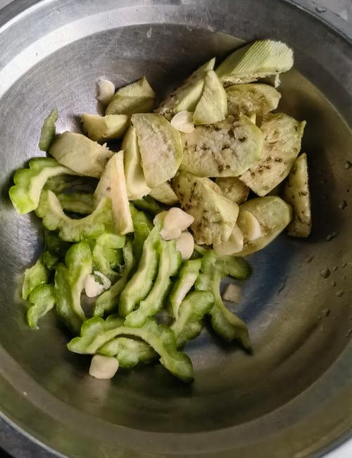 住酒店把饭菜倒床上,酒店床上吃饭弄油了怎么办