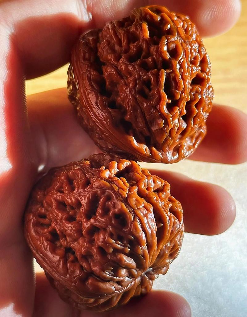 盘4年的核桃是塑料,假核桃盘的红吗?