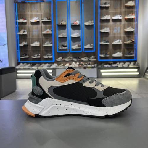 装铭牌嘲讽前总统,总统慢跑鞋是什么品牌?