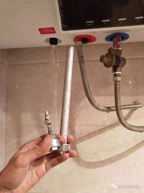 热水器爆炸工人烫伤,可乐能放热水里烫吗?