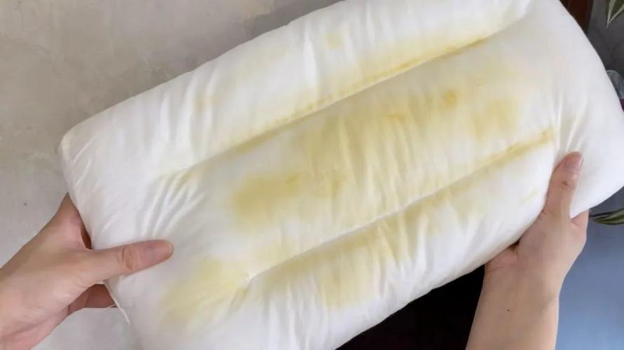 曝酒店枕头用10年,酒店房间的被子枕头,到底有多脏?