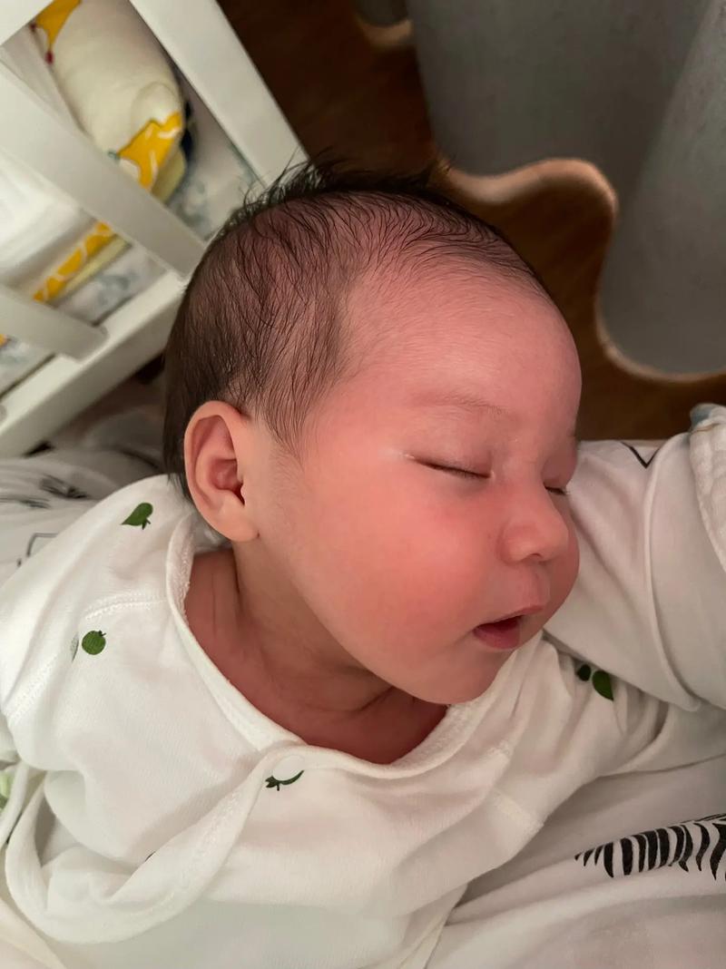 躺100万现金睡觉,100天宝宝为什么喜欢抱睡?