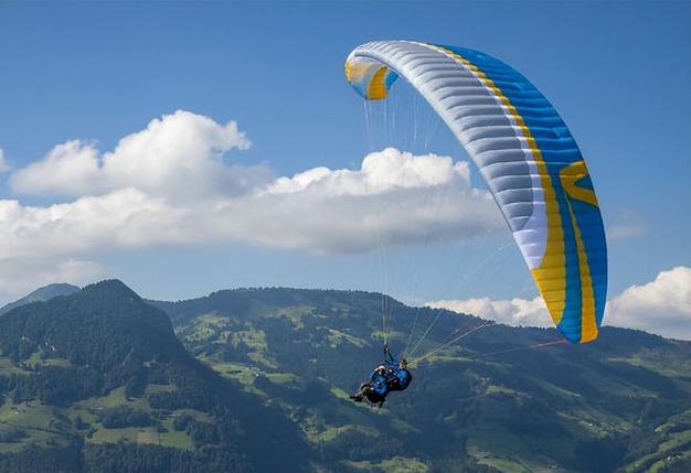 老人训练滑翔伞坠亡,老人训练滑翔伞坠亡视频