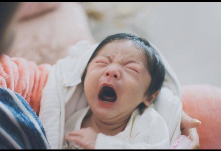 报复同学往暖壶撒尿,初生婴儿哭闹的原因和安抚的方法？