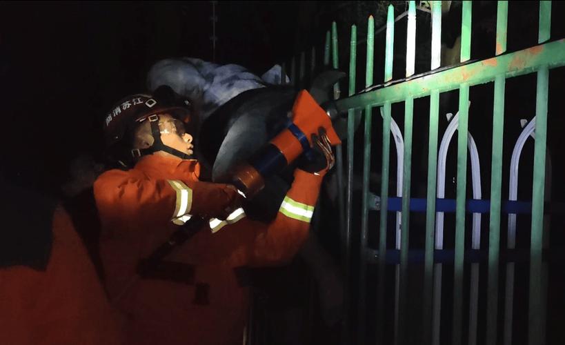 男子情绪失控吞钉子,吞钉男孩