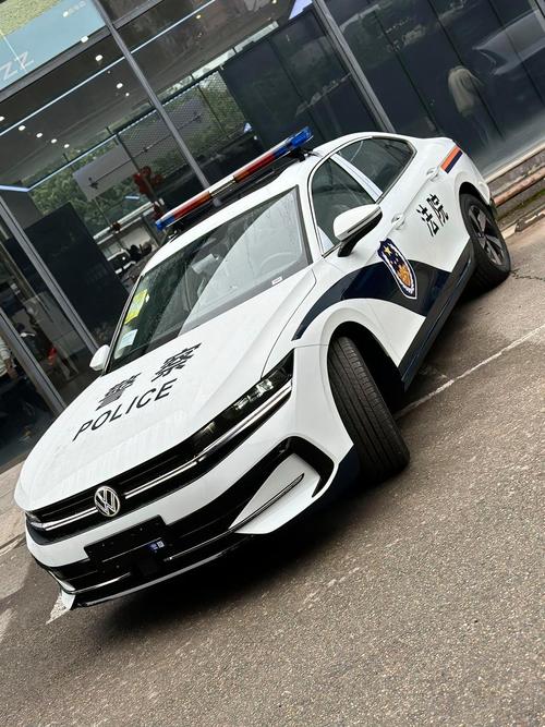 拽出女警抢走警车,紧急呼救女警开的警车是什么牌子?