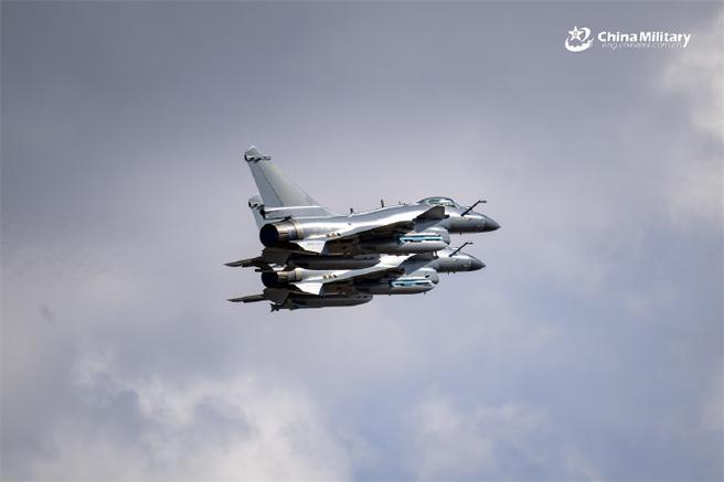 解放军机俯瞰101大厦,101战斗机中队