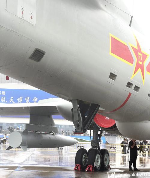 轰6K视角看围岛演习,轰六k投弹轰炸视频