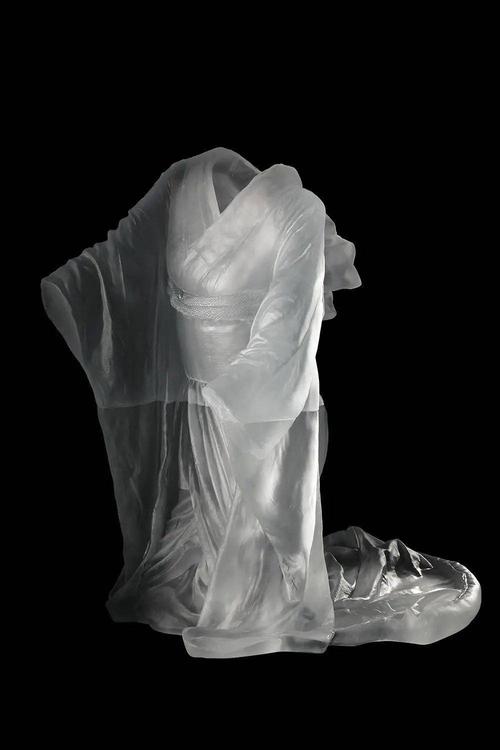 装1500斤玻璃被压死,麻雀撞在家里的玻璃上意味着什么?