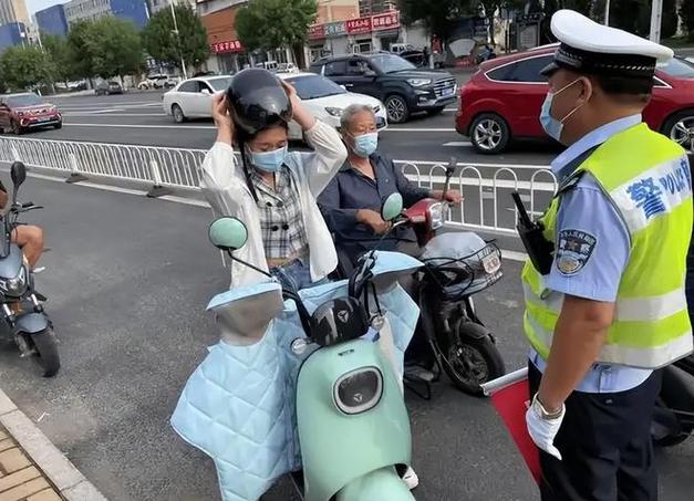 过马路被电动车撞飞,无行驶证的摩托车撞飞了横过马路的电动车·哪一方负主要责任?